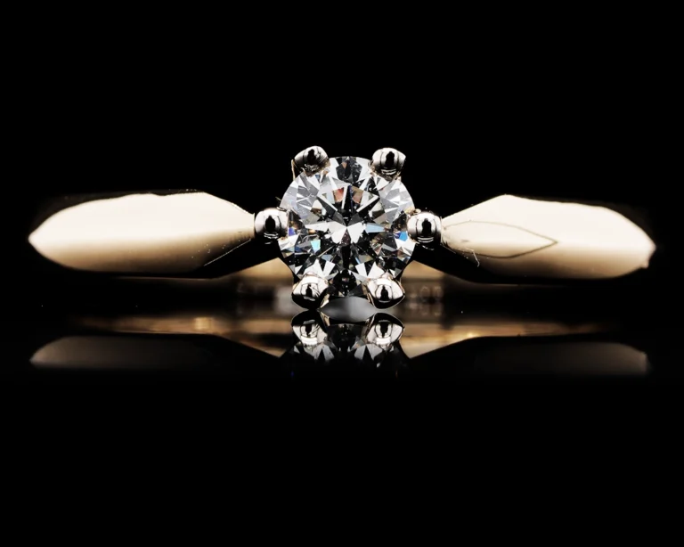 Klasyczny pierścionek zaręczynowy z białego i żółtego złota z diamentem 0.25 ct na zamówienie