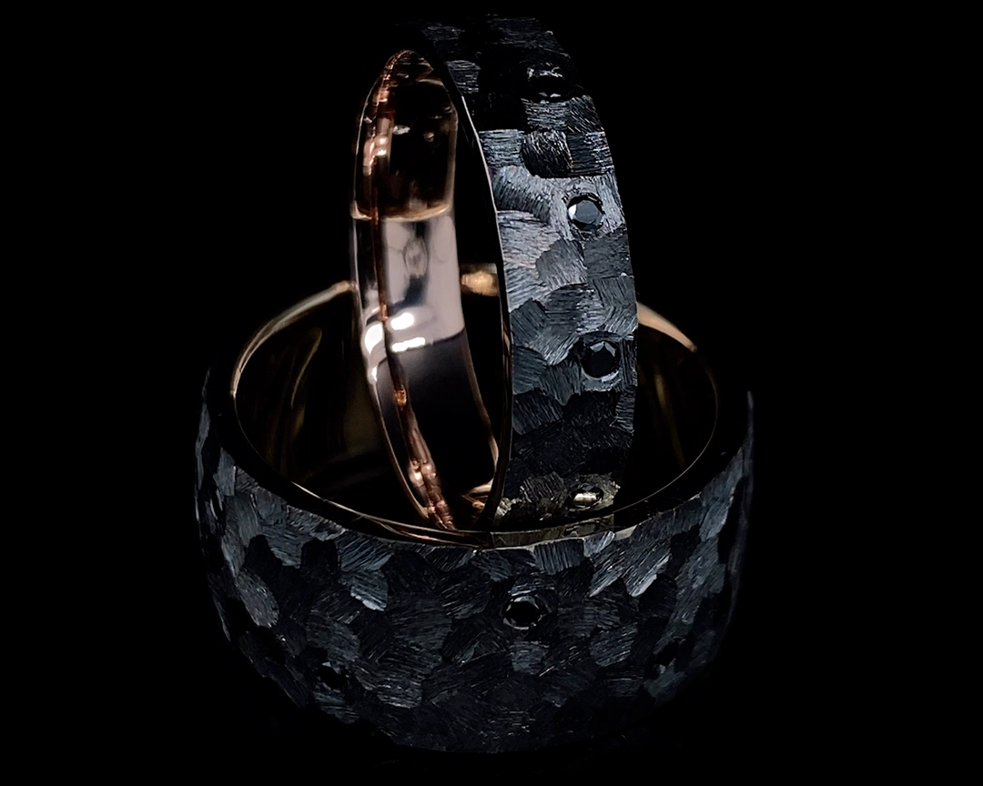 Kute szlifowane obrączki z czarnymi diamentami i czarnym rodem wykonane na zamówienie