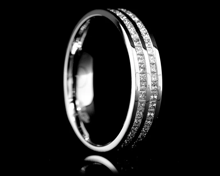 Obrączka z diamentami Princess oprawionymi w dwóch rzędach kanałowo wykonana na zamówienie
