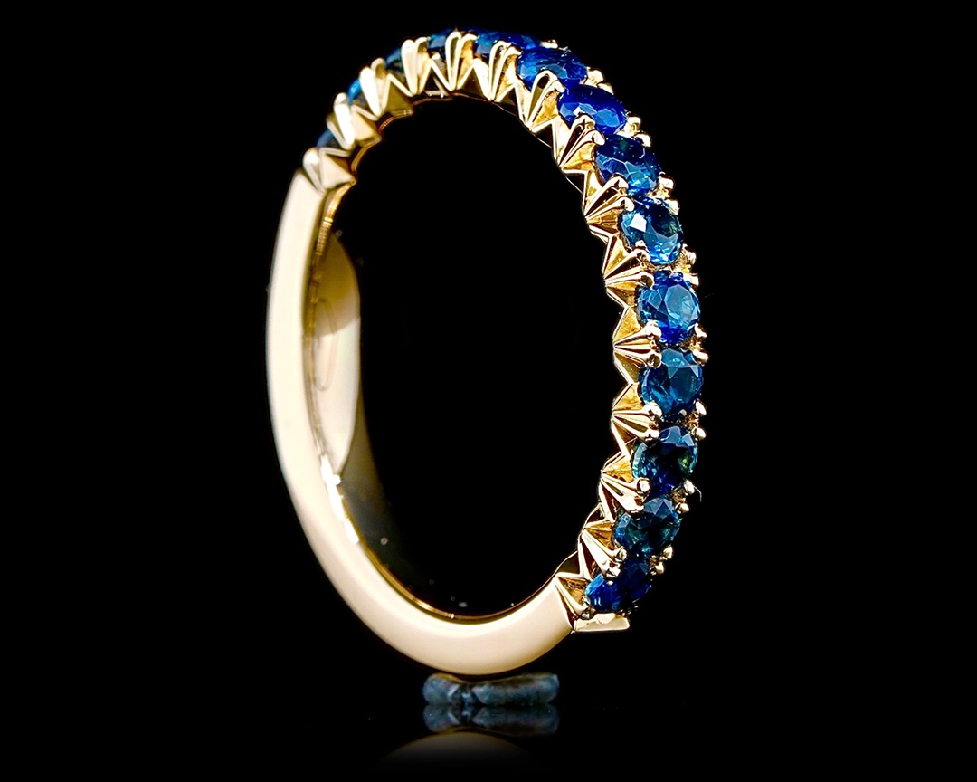 Obrączka z szafirami w oprawie Fishtail wykonana na zamówienie