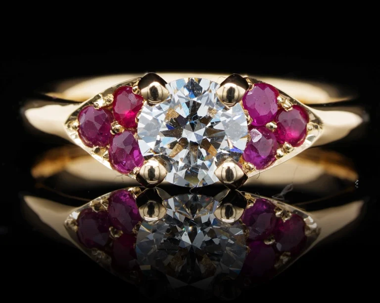 Pierścionek z diamentem i rubinami