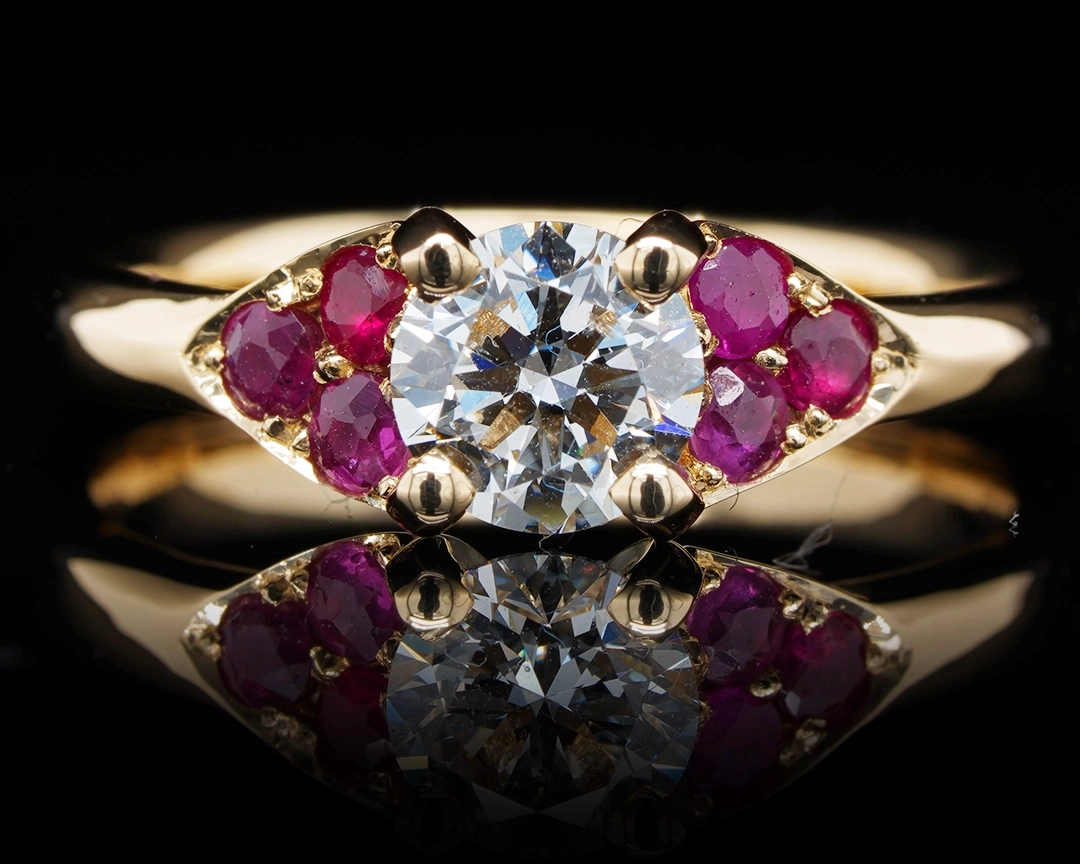 Pierścionek z diamentem i rubinami