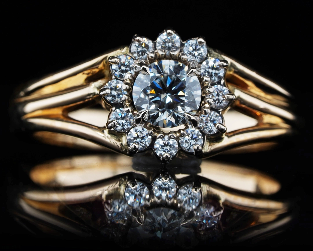 Pierścionek z naturalnymi diamentami w formie kwiatu