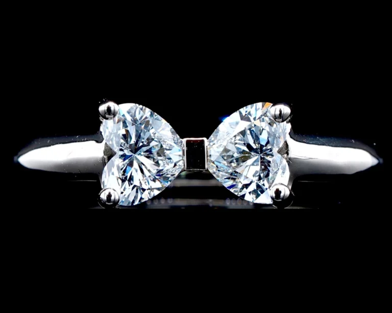 Pierścionek zaręczynowy z dwoma diamentami w szlifie serca na zamówienie