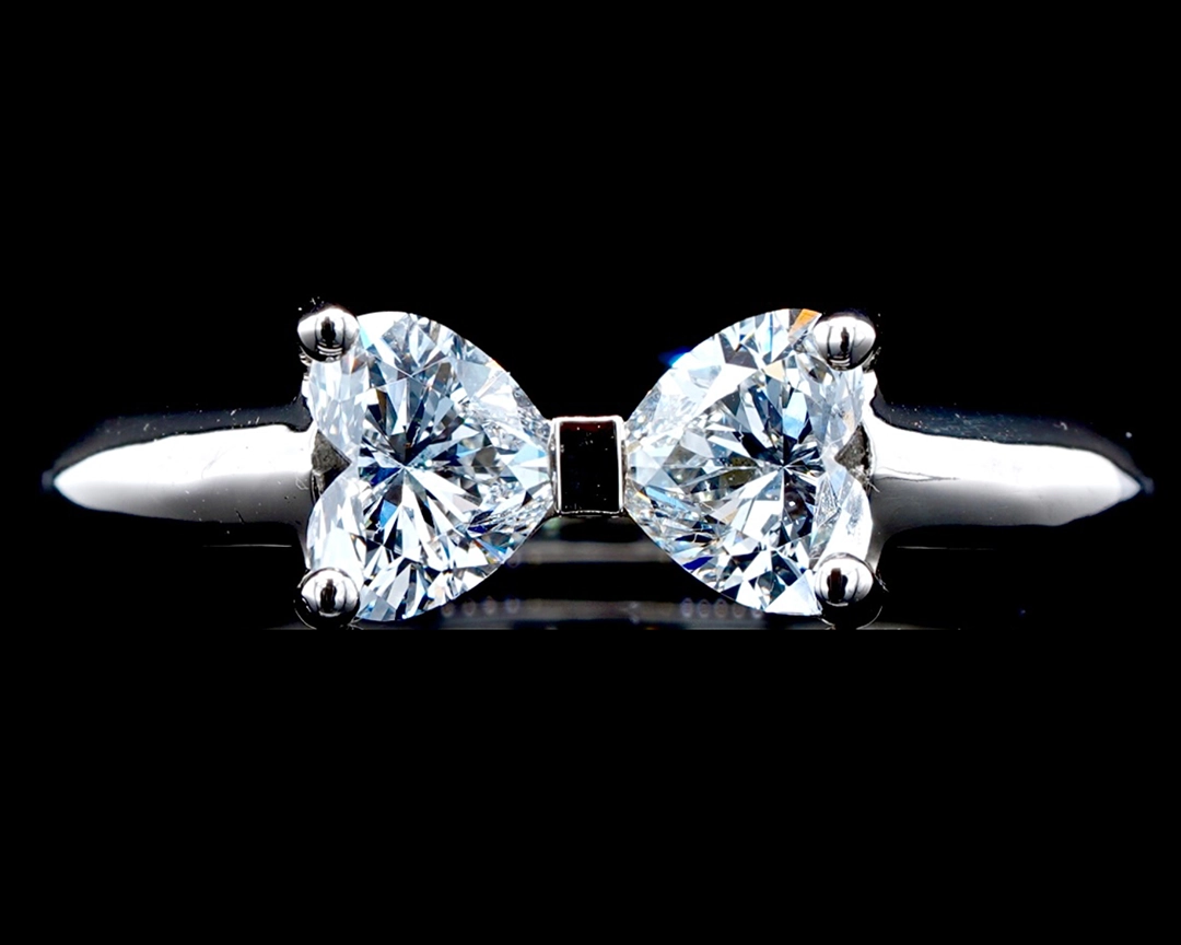 Pierścionek zaręczynowy z dwoma diamentami w szlifie serca na zamówienie