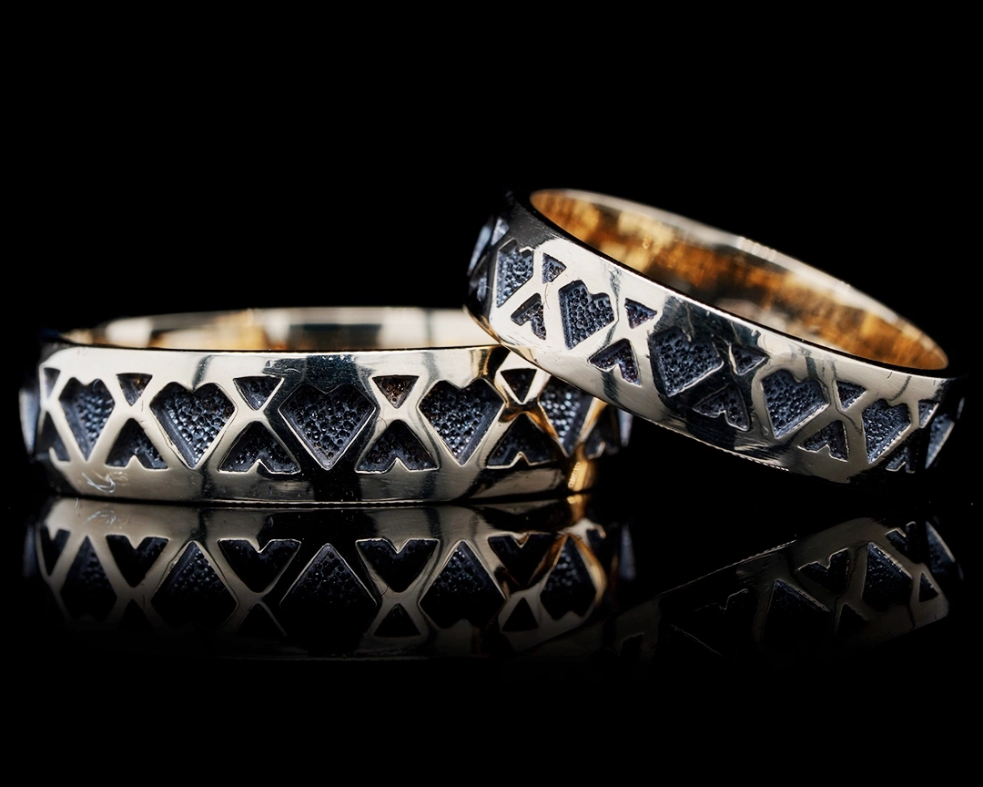 Obrączki z ornamentami i czarnym rodem