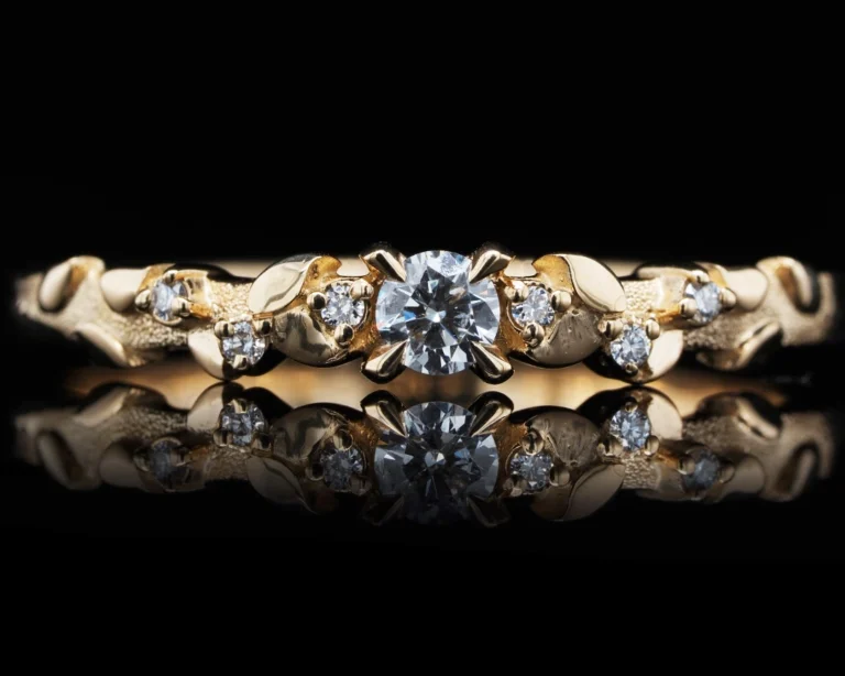 Pierścionek w roślinnym motywie