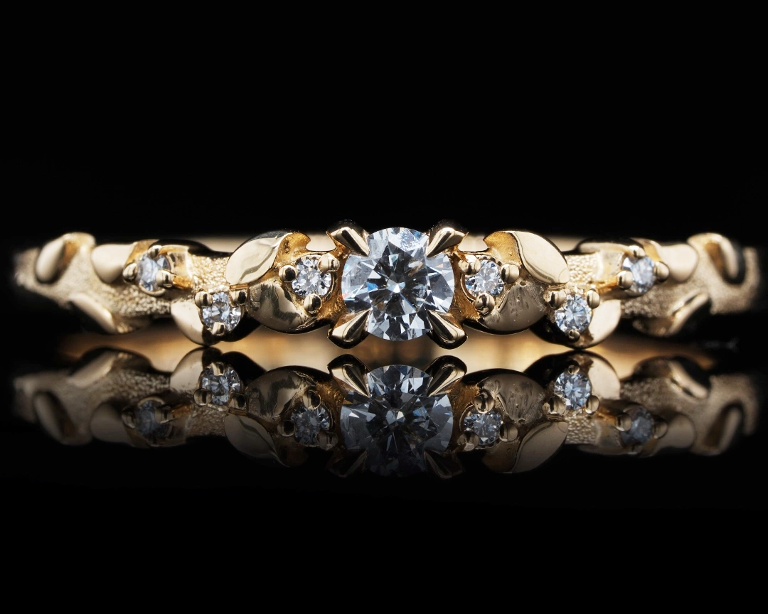 Pierścionek w roślinnym motywie