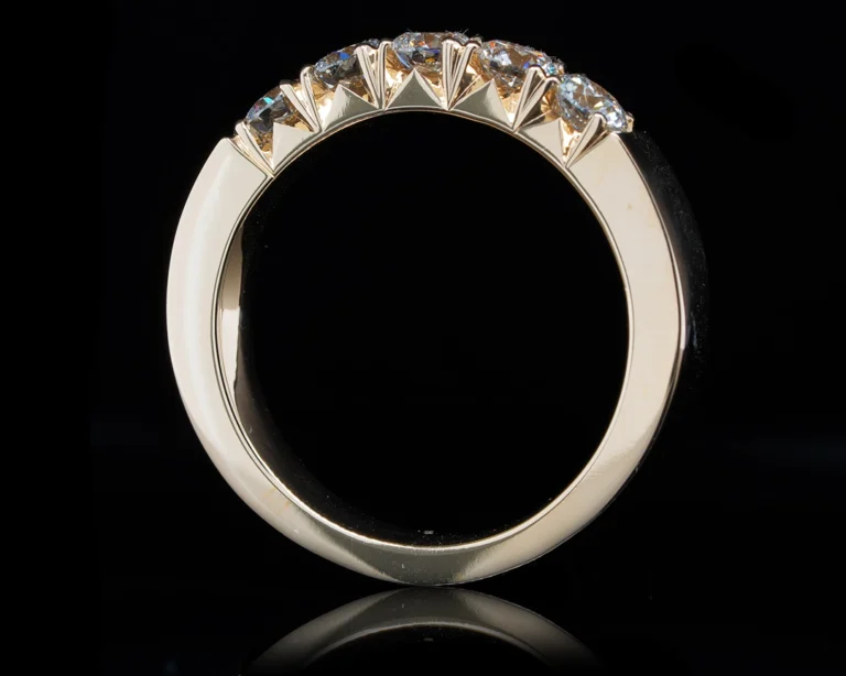 Pierścionek z diamentami o łącznej masie 1.25 ct w oprawie fishtail