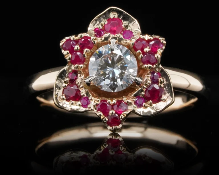 Pierścionek z diamentem 0.5 ct i rubinami w motywie róży