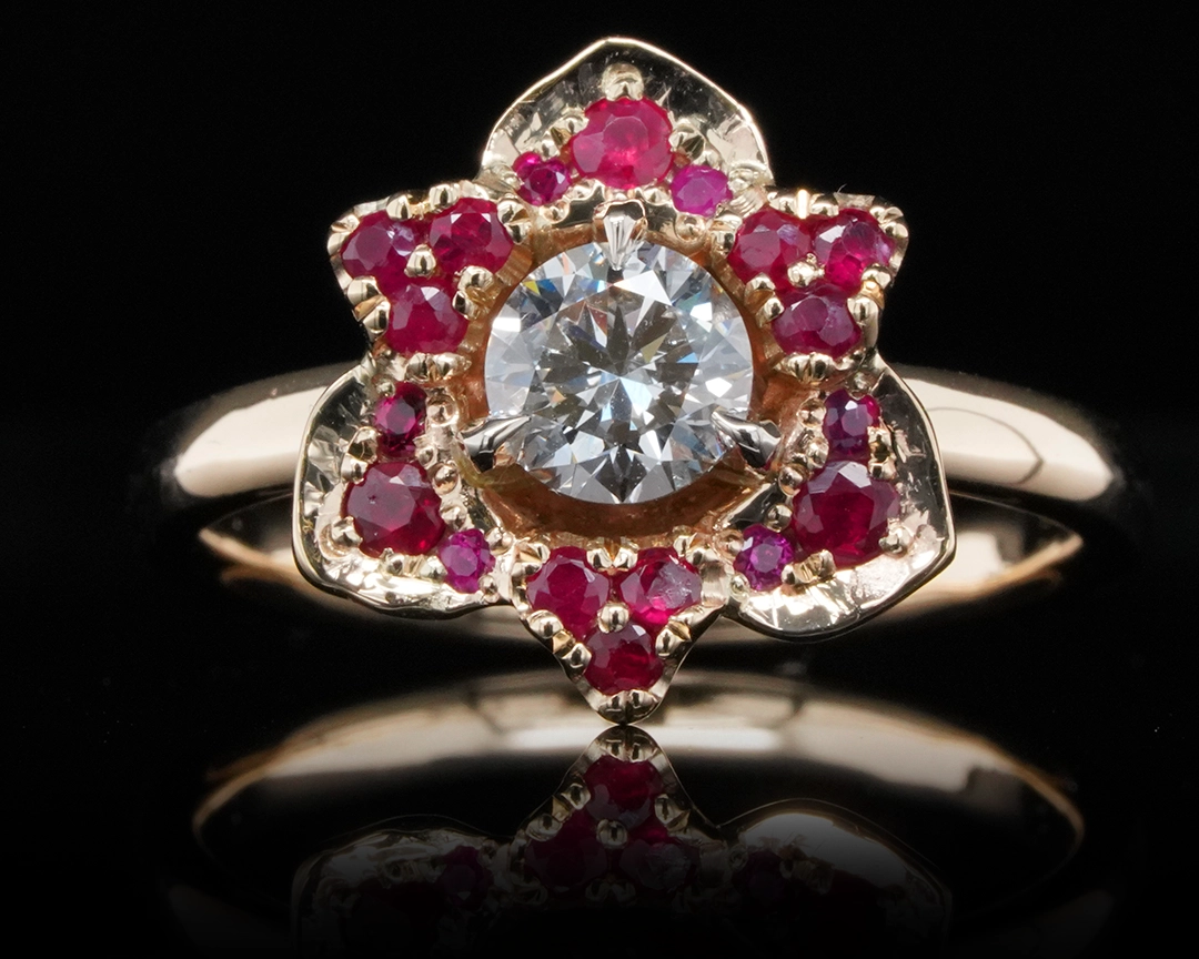 Pierścionek z diamentem 0.5 ct i rubinami w motywie róży