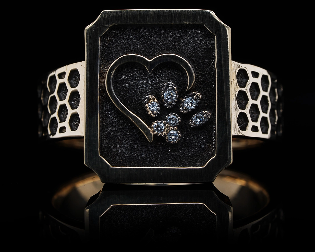 Sygnet z motywem psiej łapki i plastra miodu