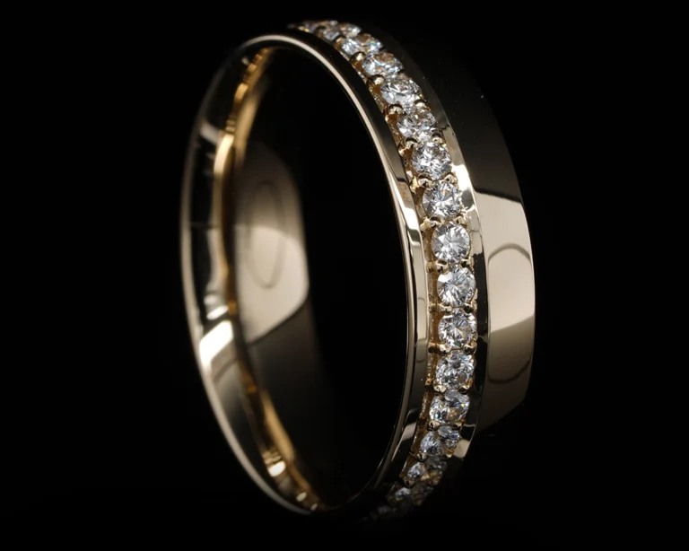 Złota obrączka z diamentami w oprawie lustrach na boku