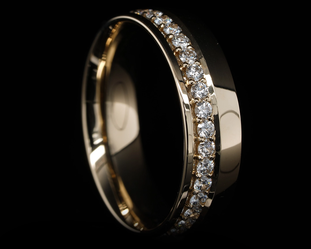 Złota obrączka z diamentami w oprawie lustrach na boku