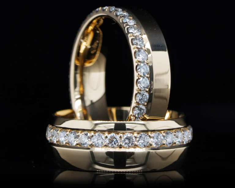 Złota para obrączek z diamentami