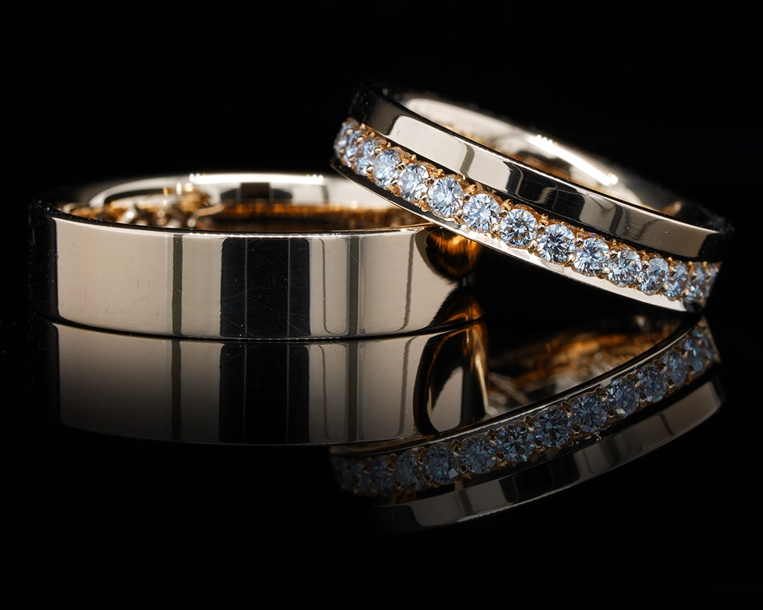 Złota para obrączek z diamentami oprawionymi na boku