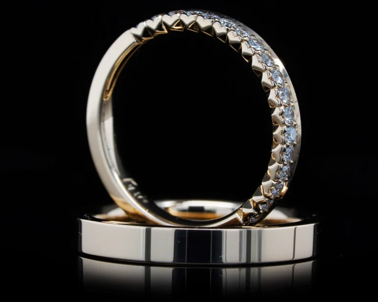 Złota para obrączek z diamentami w oprawie Heart Cut