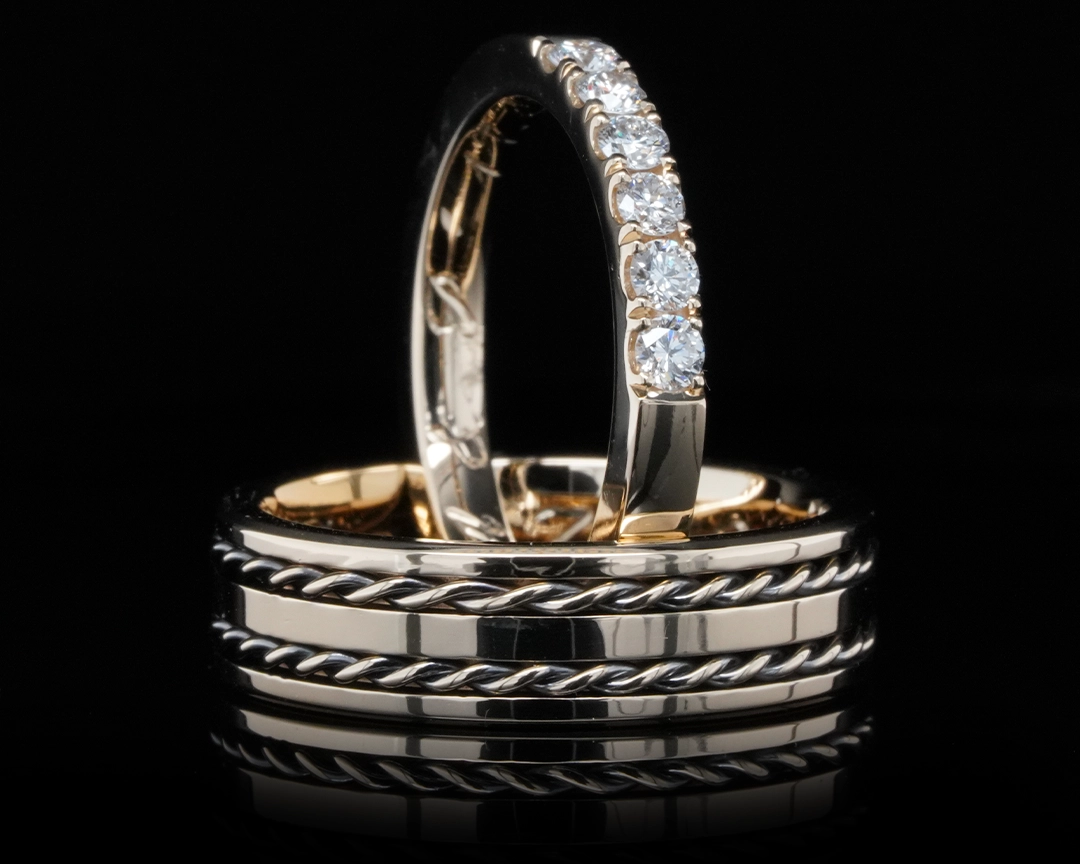 Złota para obrączek z kordlem i diamentami