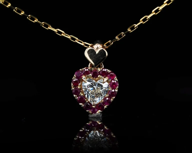 Złoty naszyjnik z diamentem w kształcie serca i rubinami