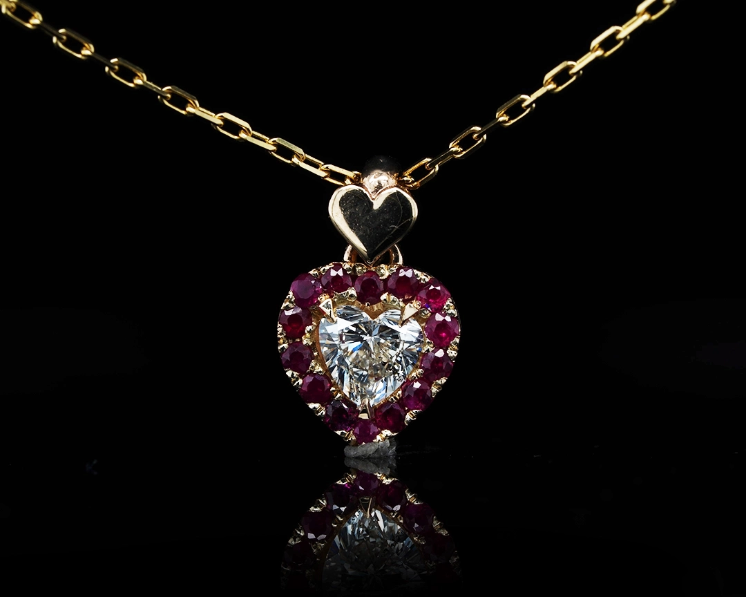 Złoty naszyjnik z diamentem w kształcie serca i rubinami