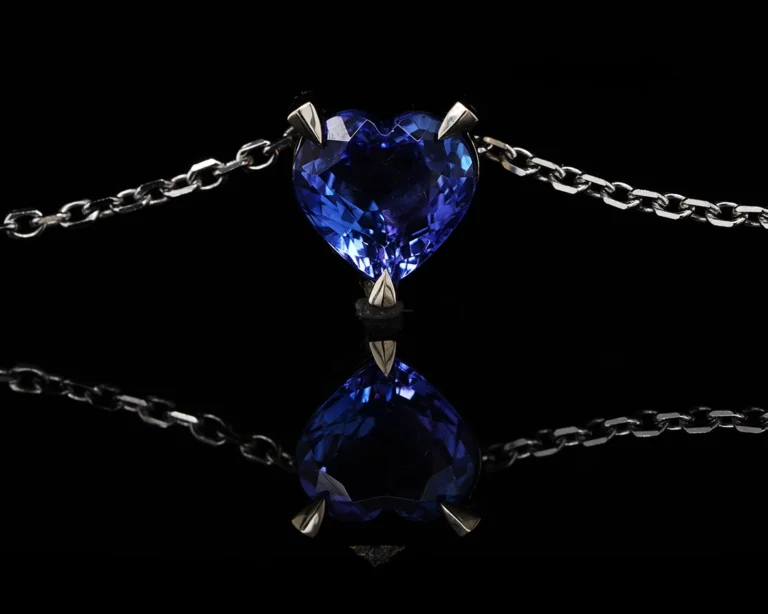 Złoty naszyjnik z Tanzanitem w kształcie serca