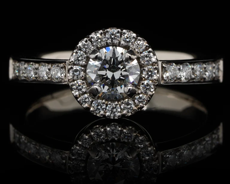 Złoty pierścionek z naturalnym diamentami o łącznej masie 0.70 ct