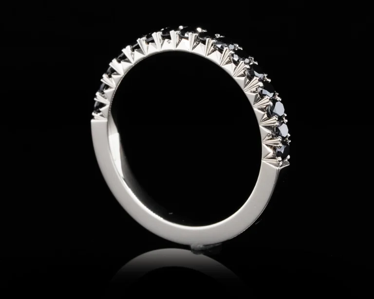 Obrączka z czarnymi diamentami