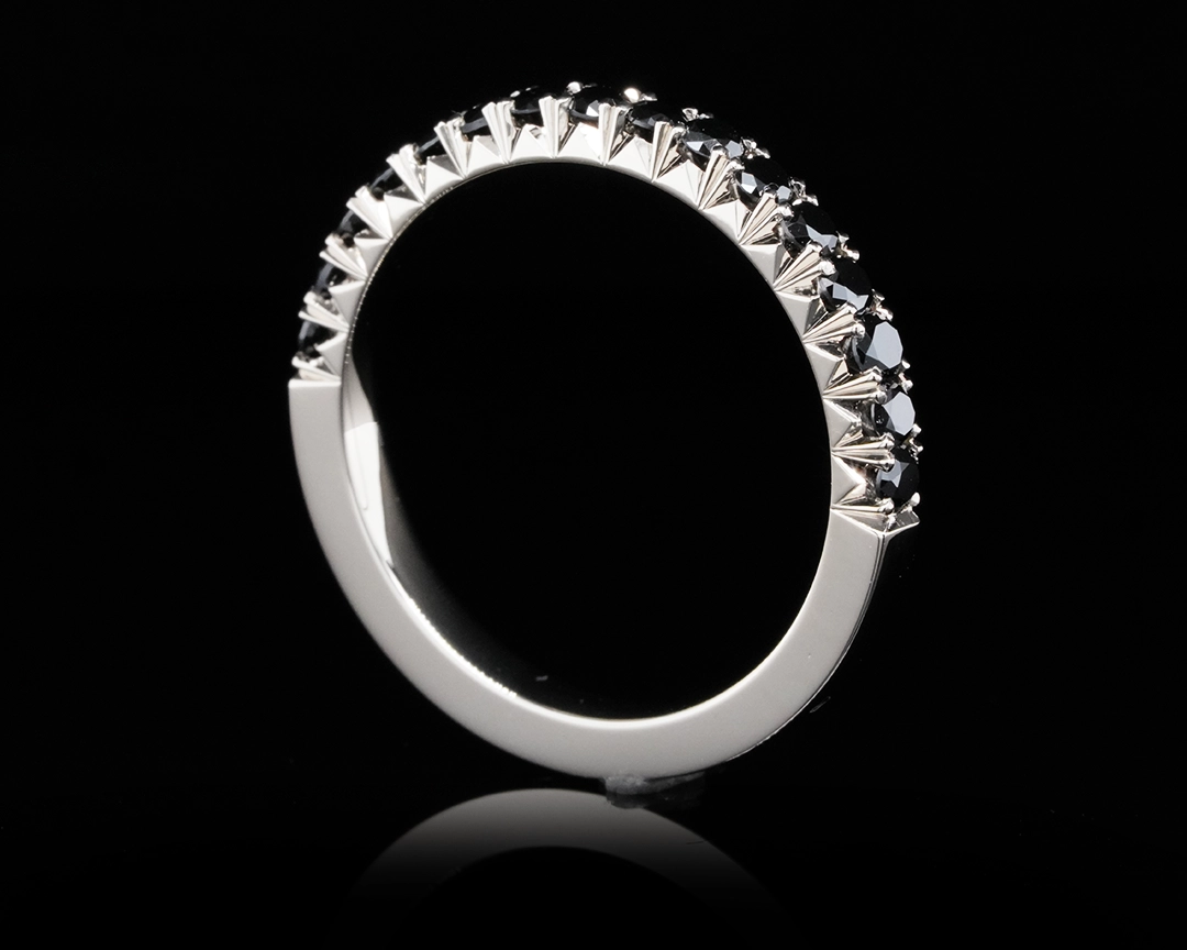 Obrączka z czarnymi diamentami