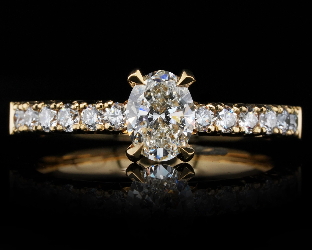 Pierścionek z diamentem owalnym 0.7 ct