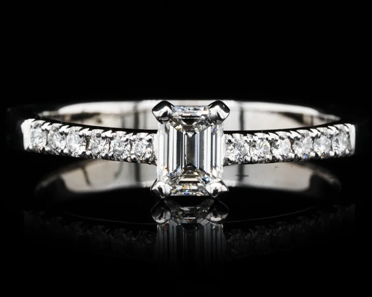 Pierścionek z diamentem w szlifie szmaragdowym