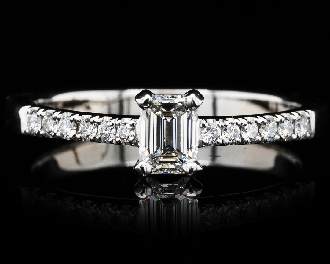 Pierścionek z diamentem w szlifie szmaragdowym