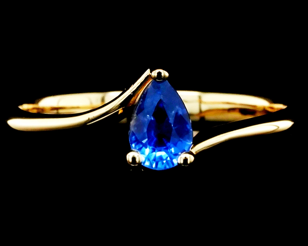 Pierścionek z żółtego złota z naturalnym szafirem w kształcie gruszki