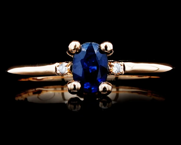 Pierścionek zaręczynowy z naturalnym szafirem i diamentami – złoto 750