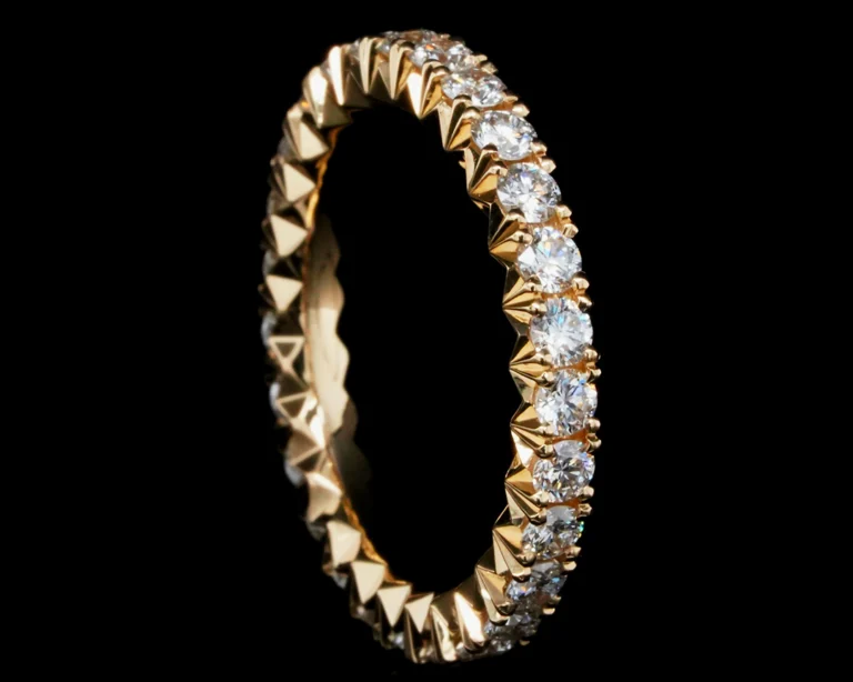 Złota obrączka z diamentami