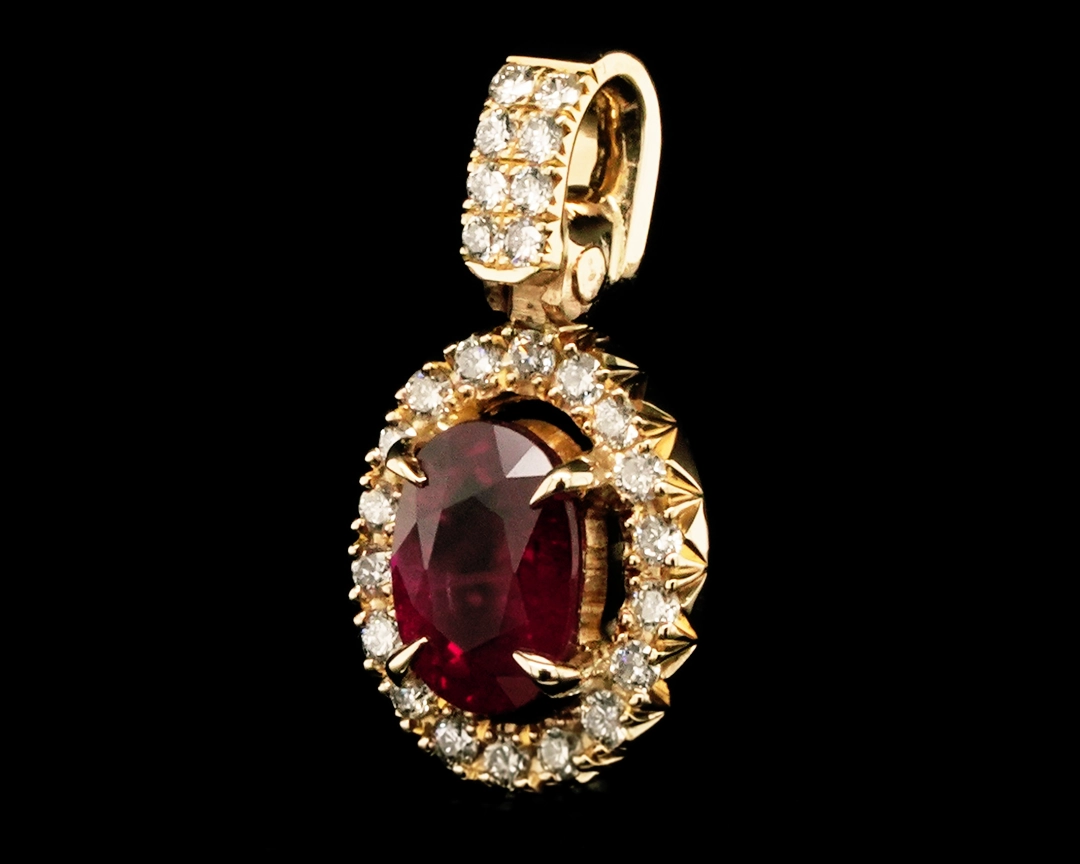 Złoty naszyjnik z rubinem i diamentami