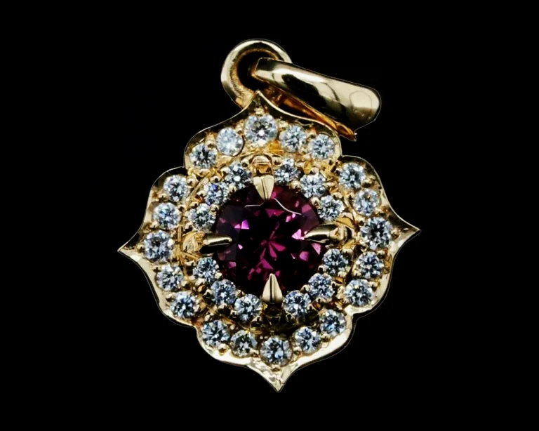 Złoty wisiorek z różowym turmalinem i diamentami