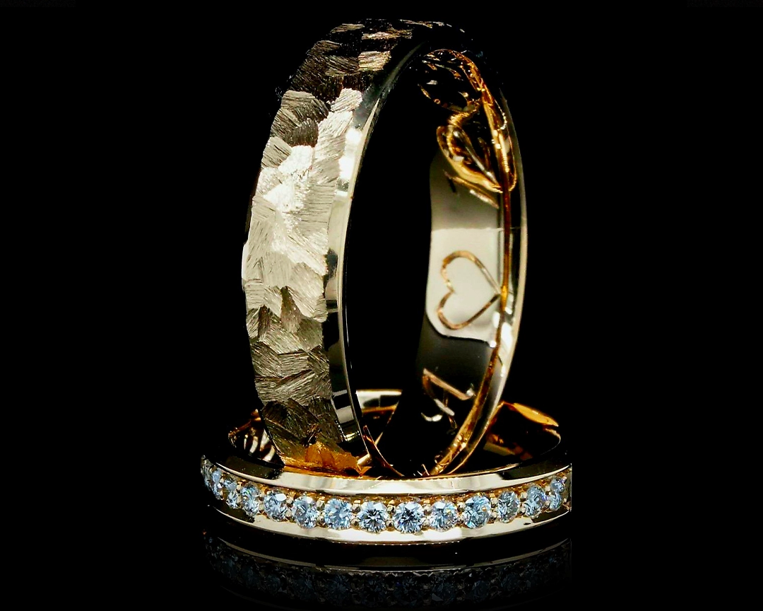 Złota para obrączek ślubnych z kutą strukturą i diamentami