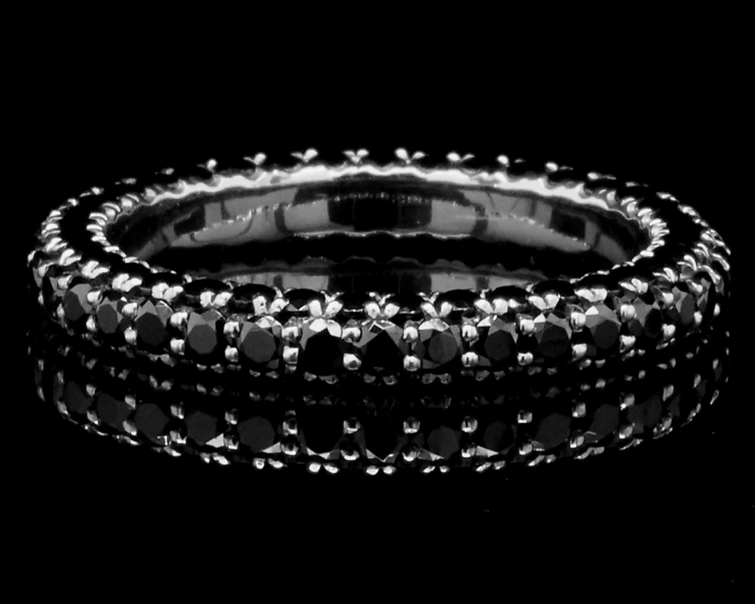 Obrączka z czarnymi diamentami w białym złocie 