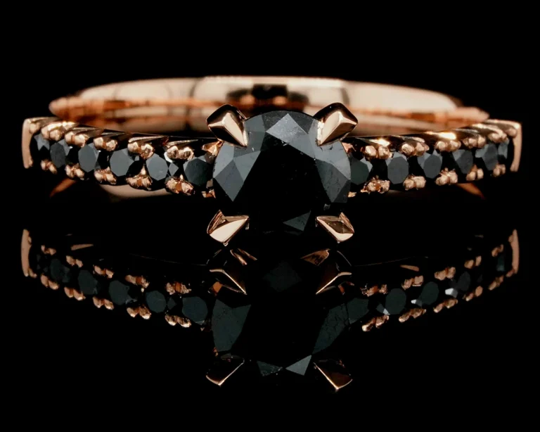 Pierścionek z czarnymi diamentami w różowym złocie
