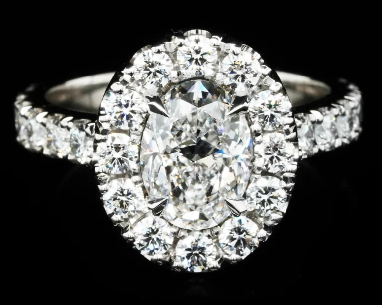 Pierścionek z diamentem owalnym w stylu glamour