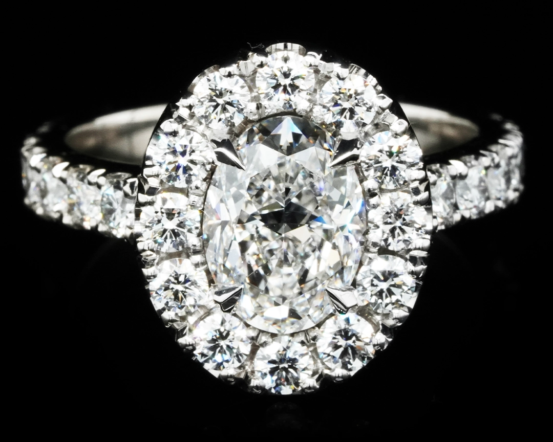 Pierścionek z diamentem owalnym w stylu glamour