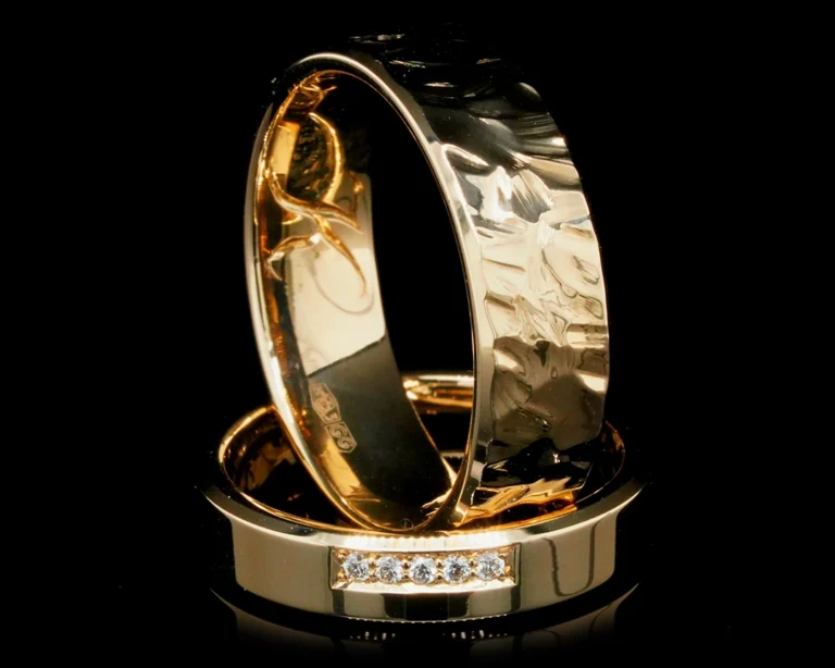 Kute złote polerowane obrączki