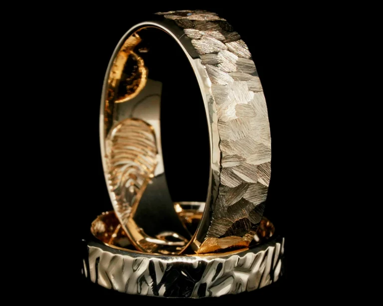 Obrączki ślubne z żółtego złota kute i grawerowane