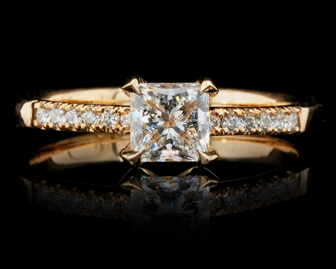 Pierścionek zaręczynowy z diamentem princess 0,80 ct – złoto 585