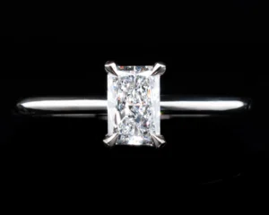 Pierścionek zaręczynowy Vincii z diamentem radiant w białym złocie 585
