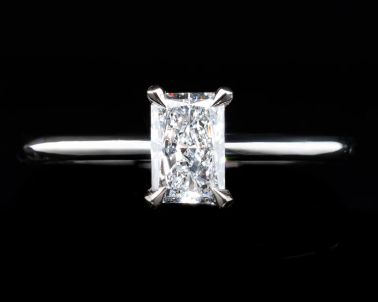 Pierścionek zaręczynowy Vincii z diamentem radiant w białym złocie 585
