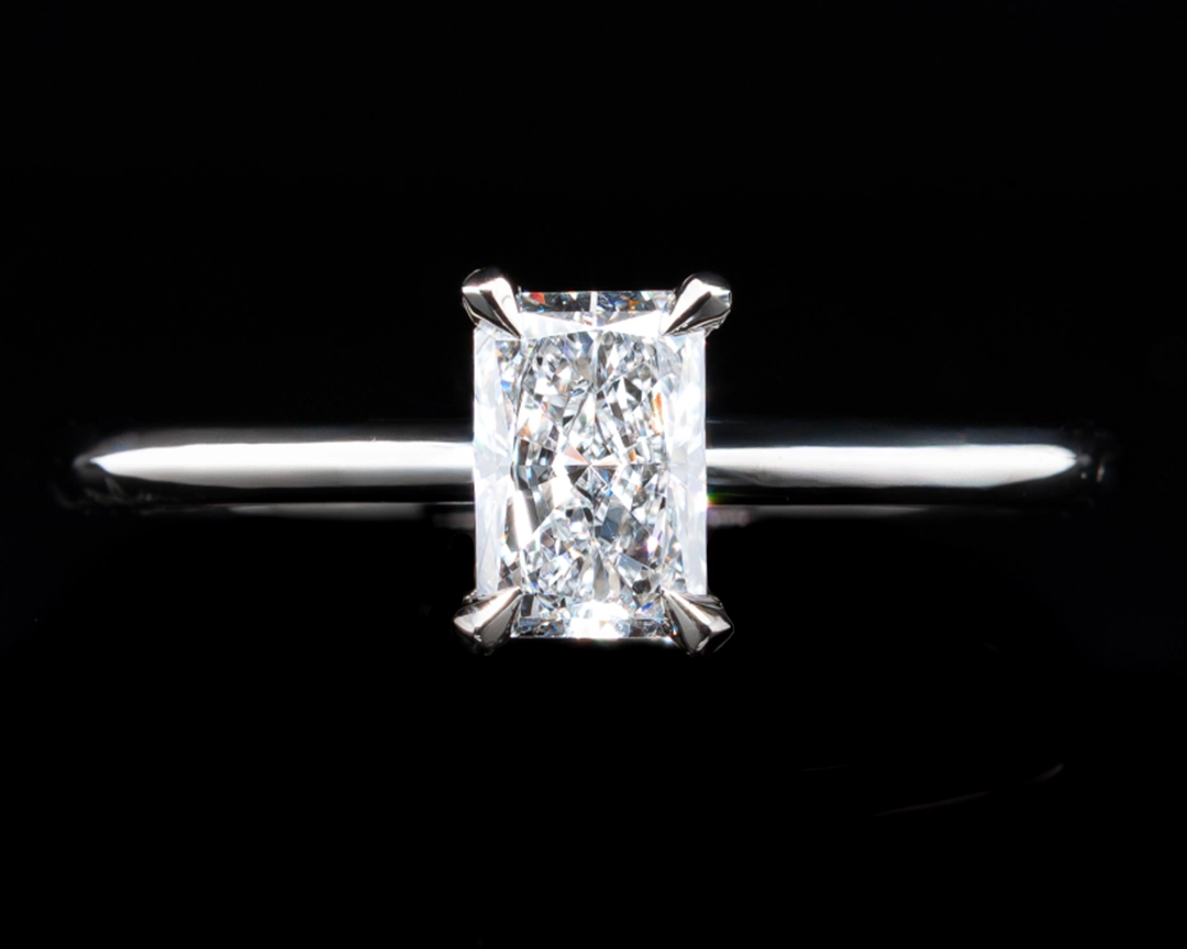 Pierścionek zaręczynowy Vincii z diamentem radiant w białym złocie 585